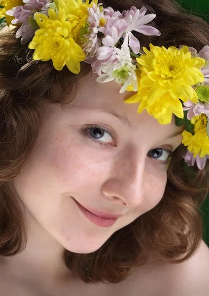 Mladá žena s květinový diadém — Stock fotografie