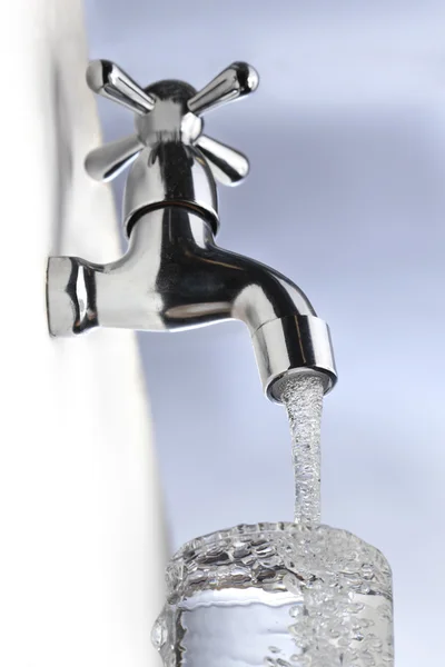 Goutte d'eau du robinet métallique — Photo