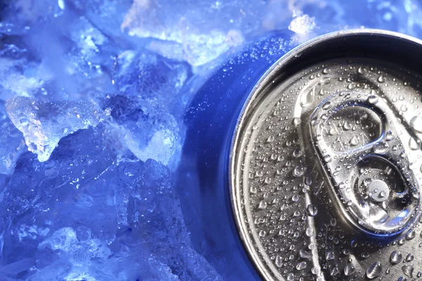 Lata de cerveza en hielo — Foto de Stock