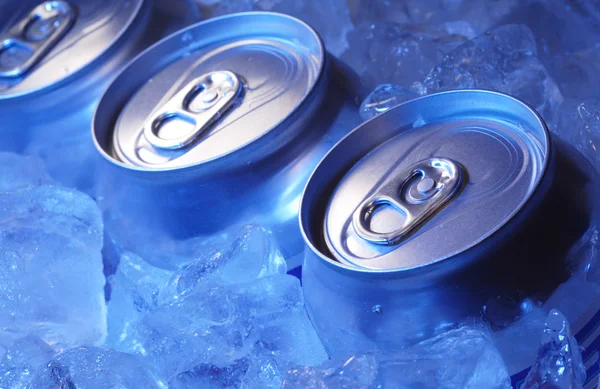 Uma lata de cerveja no gelo — Fotografia de Stock