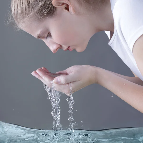 Young beauty girl wash face — Stock Photo, Image