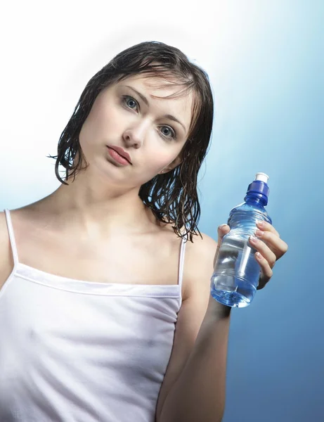 Retrato de menina apto sedento segurando uma garrafa de água — Fotografia de Stock