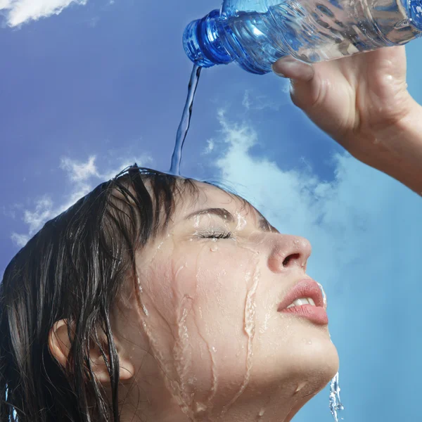 Durstige Frau am Himmel Hintergrund — Stockfoto