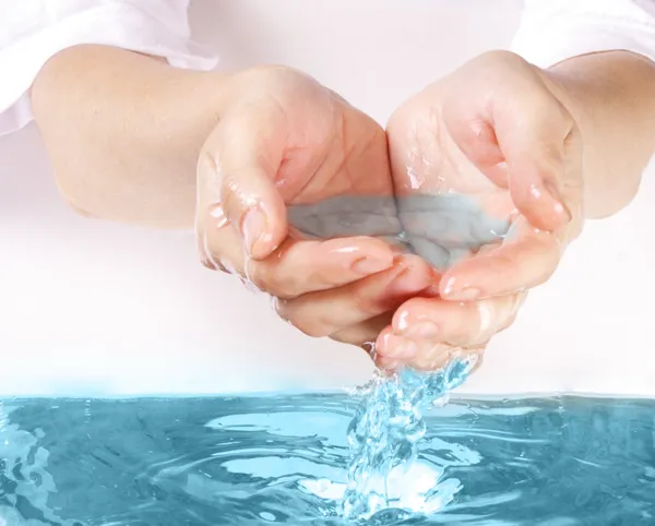 Las manos recibiendo el agua — Foto de Stock