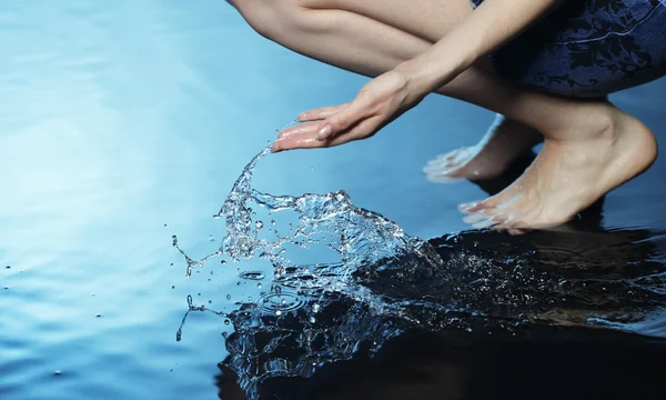 Дівчина touch води — стокове фото