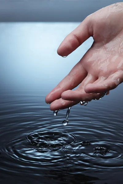 Руки, що отримують воду — стокове фото