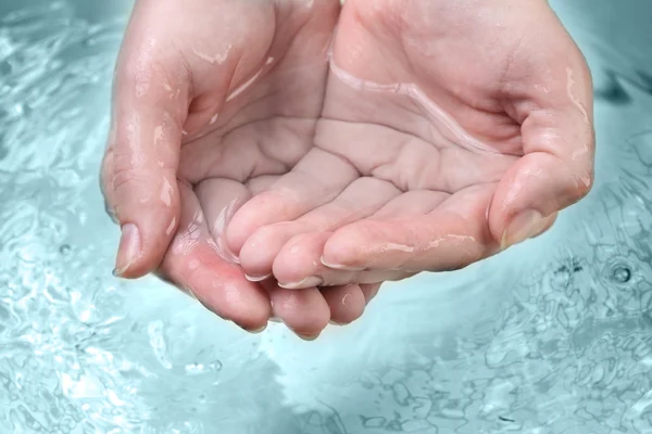 The hands receiving the water — Stock Photo, Image