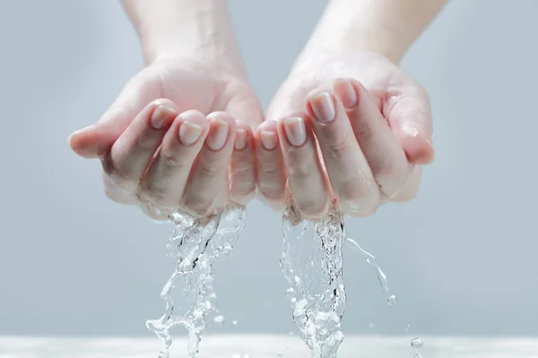 De handen ontvangen van het water — Stockfoto