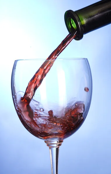 Bicchiere di vino e vino puring dalla bottiglia — Foto Stock