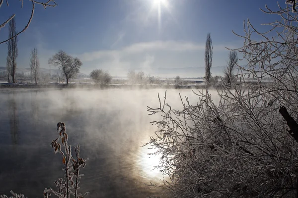 Lago en el día de invierno —  Fotos de Stock