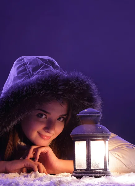 Menina bonita na neve de inverno com lanterna — Fotografia de Stock
