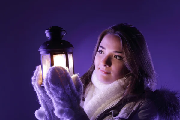 Mooi meisje op wintersneeuw met lantaarn — Stockfoto