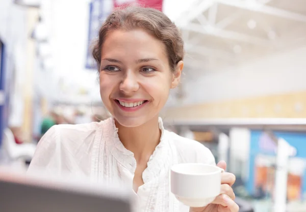 Menina no café com laptop — Fotografia de Stock