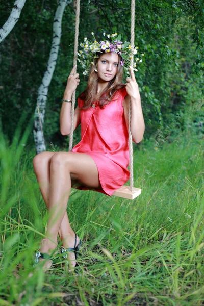 Giovane bellezza ragazza su swing all'aperto — Foto Stock