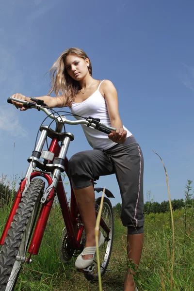 Дівчина велосипед — стокове фото
