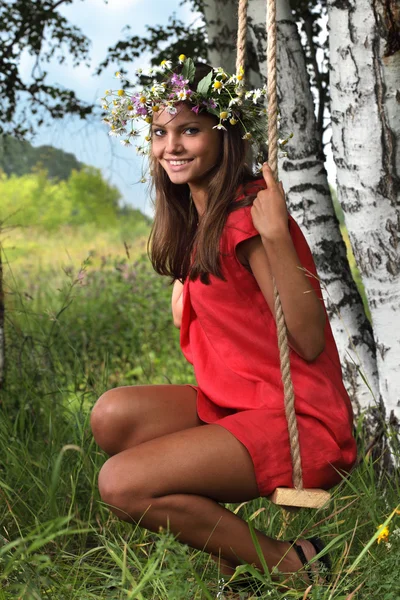 Mädchen im Blumenkranz — Stockfoto
