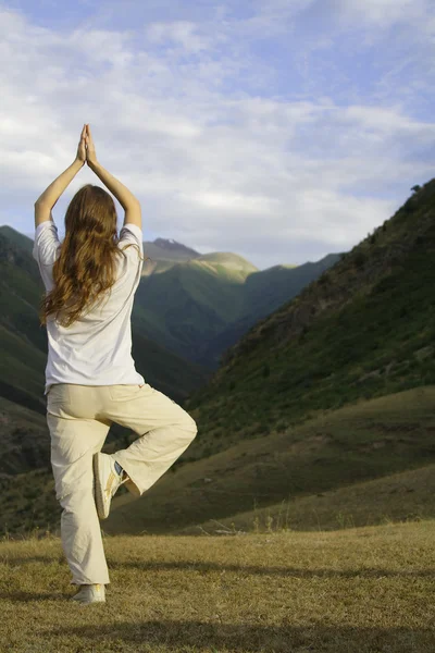 Praticando ioga — Fotografia de Stock