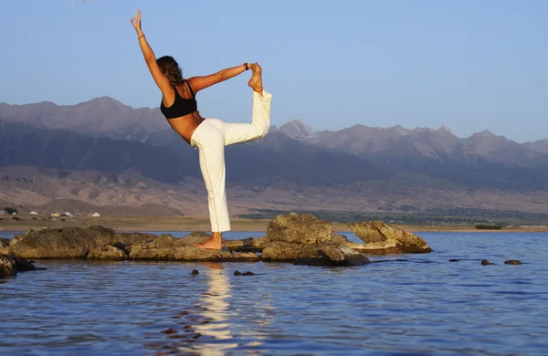 Exercício de ioga na praia — Fotografia de Stock