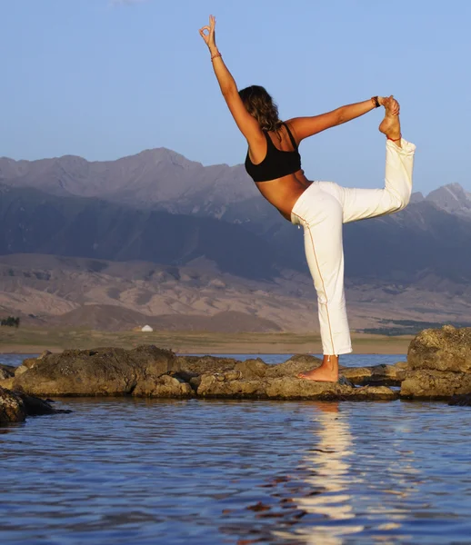 Yoga egzersiz yaparak güzel kadın — Stok fotoğraf