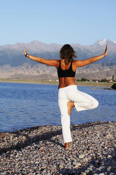 Silhouet van meisje doen yoga — Stockfoto