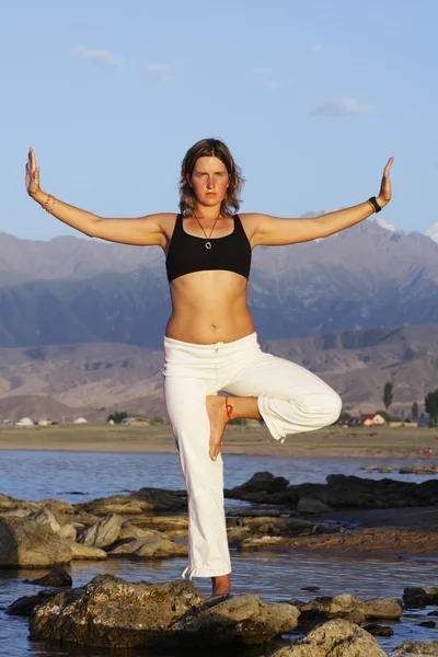 Schöne Frau macht Yoga-Übungen — Stockfoto