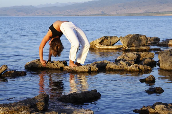 Yoga yaparken kız silüeti — Stok fotoğraf