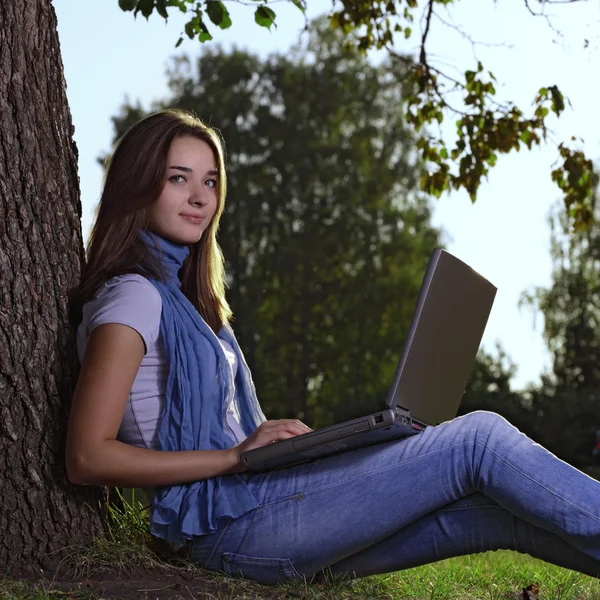 Menina de beleza jovem com laptop no parque — Fotografia de Stock