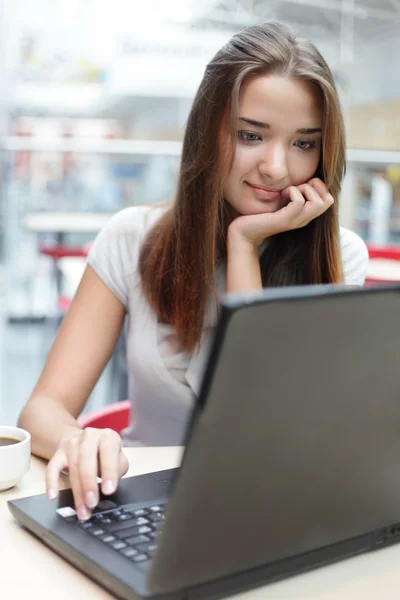 Piękna kobieta jest siedząca z laptopem — Zdjęcie stockowe