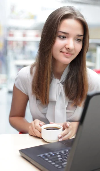 Vacker kvinna sitter med laptop — Stockfoto