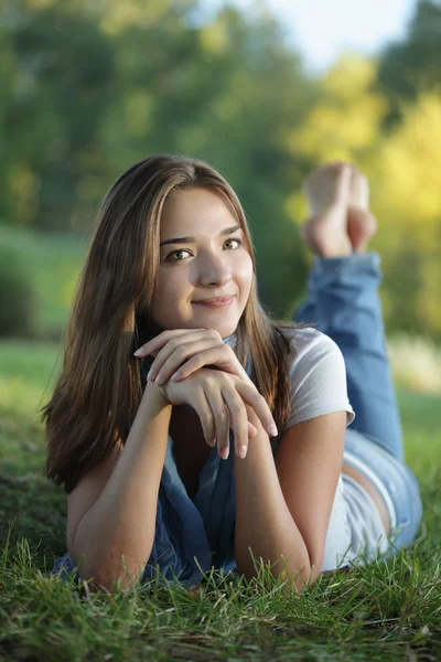 Piękna nastolatka na zewnątrz — Zdjęcie stockowe