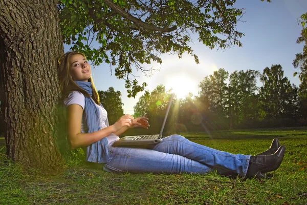 Κορίτσι ομορφιά με το laptop στο πάρκο — Φωτογραφία Αρχείου