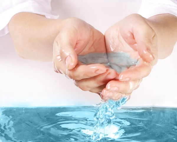 Las manos recibiendo el agua Imagen de stock