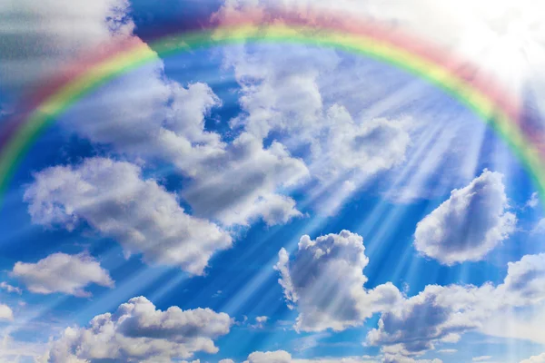 Rainbow, bulutlar ve gökyüzü — Stok fotoğraf