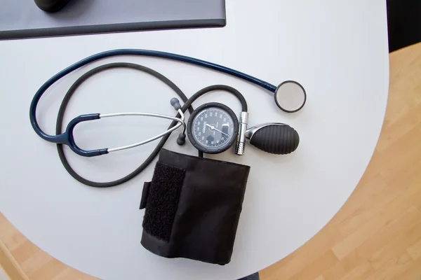Stethoscope and blood pressure meter — Stock Photo, Image