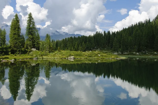 İtalyan Alpleri'nde göl manzarası — Stok fotoğraf