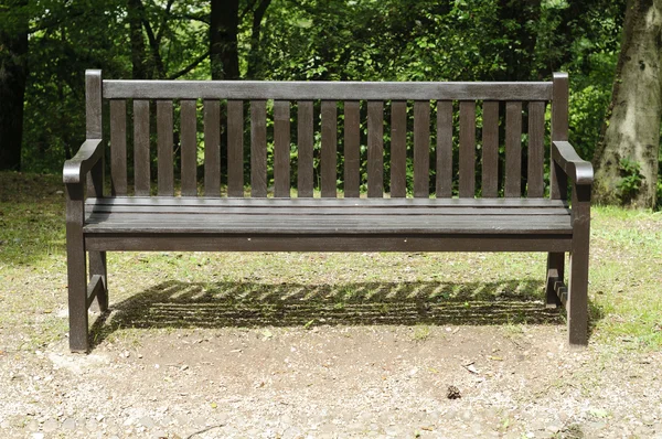 Pusta ławka w parku — Zdjęcie stockowe