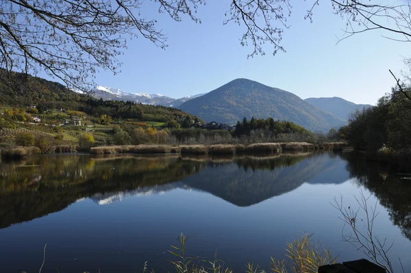 Göl ve dağlarla dolu sonbahar manzarası — Stok fotoğraf