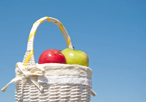 Яблоки в белой корзине против голубого неба — стоковое фото