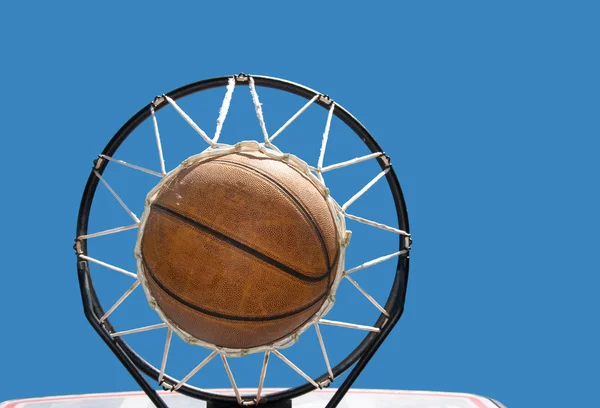 篮球网反对在清除蓝蓝的天空 — 图库照片