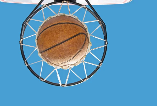 篮球网反对在清除蓝蓝的天空 — 图库照片