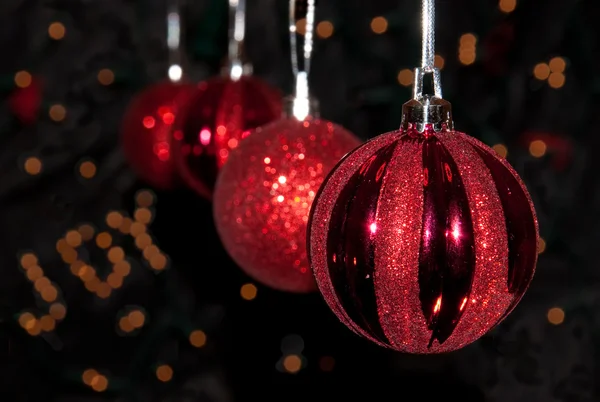 Красные рождественские украшения, висящие подряд — стоковое фото