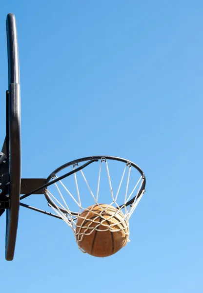 篮球网反对在清澈的天空 — 图库照片