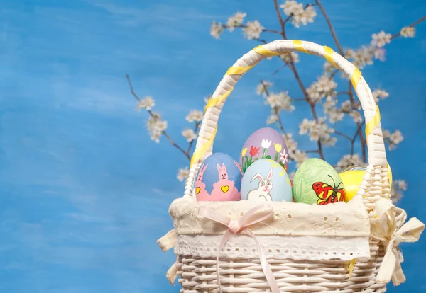 Cesta de Páscoa colorida cheia de ovos pintados à mão — Fotografia de Stock