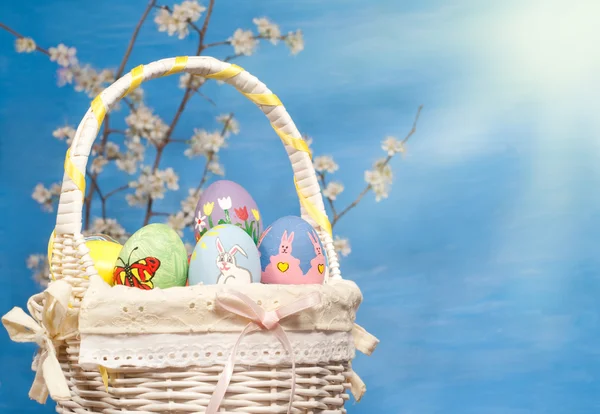 七彩复活节的篮子里装满了手绘蛋 — 图库照片