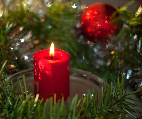 Vela de Natal com uma grinalda — Fotografia de Stock