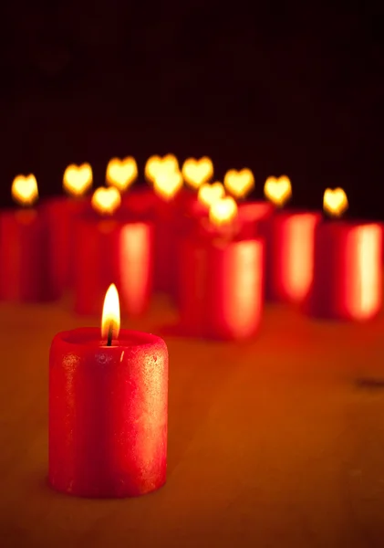 Röd jul ljus på bordet — Stockfoto