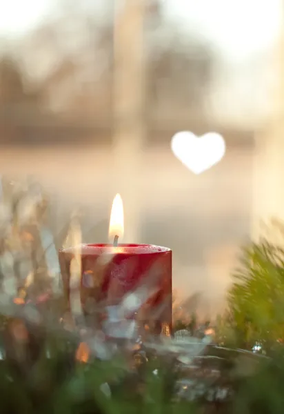 Červená vánoční svíčka hořící, — Stock fotografie