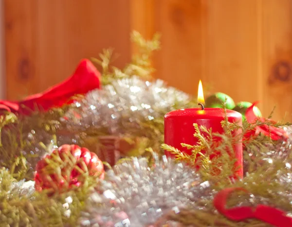 Bougie de Noël brûlant dans une couronne — Photo