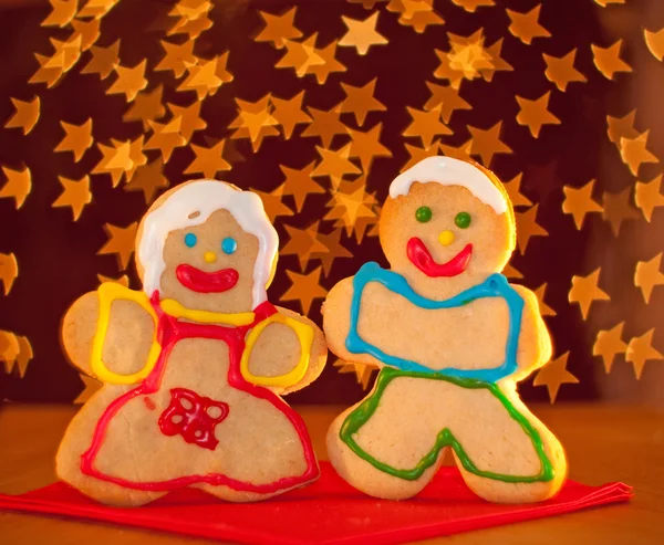 Dwie zabawne, kolorowe świąteczne ciasteczka w kształcie dziewczyna i chłopak — Zdjęcie stockowe