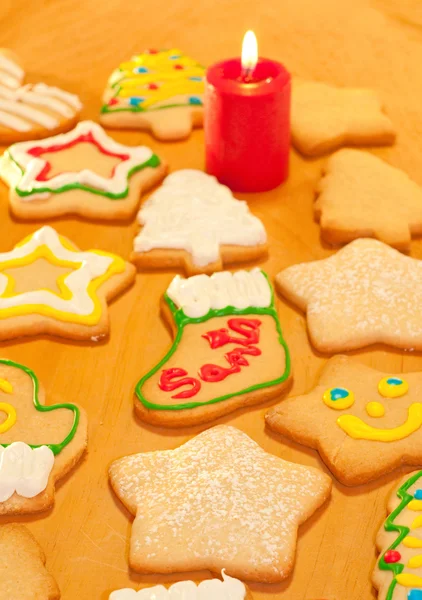 Ahşap bir masa üzerinde renkli Noel kurabiyeleri — Stok fotoğraf